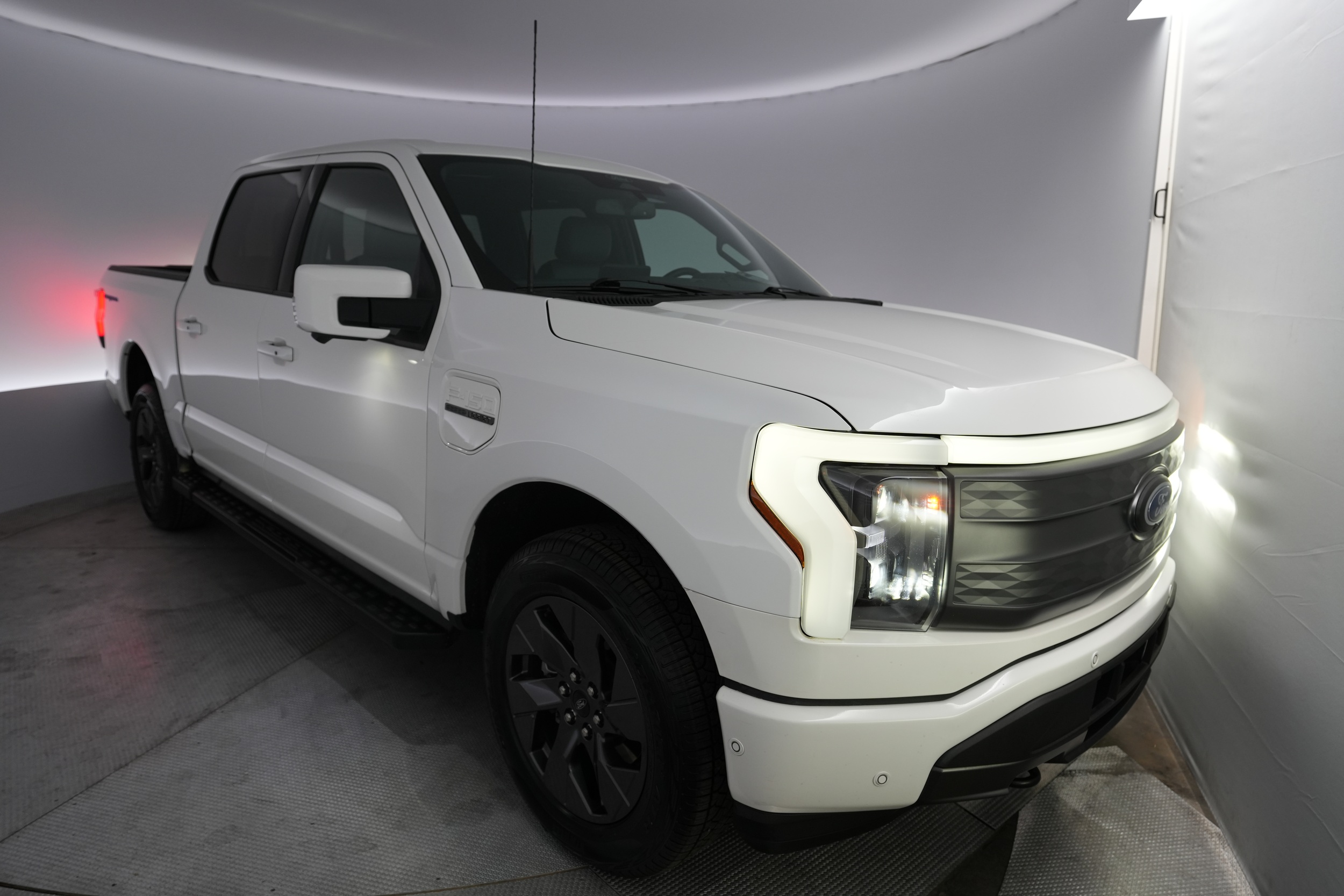 2022 Ford F-150 Lightning Lariat's photo