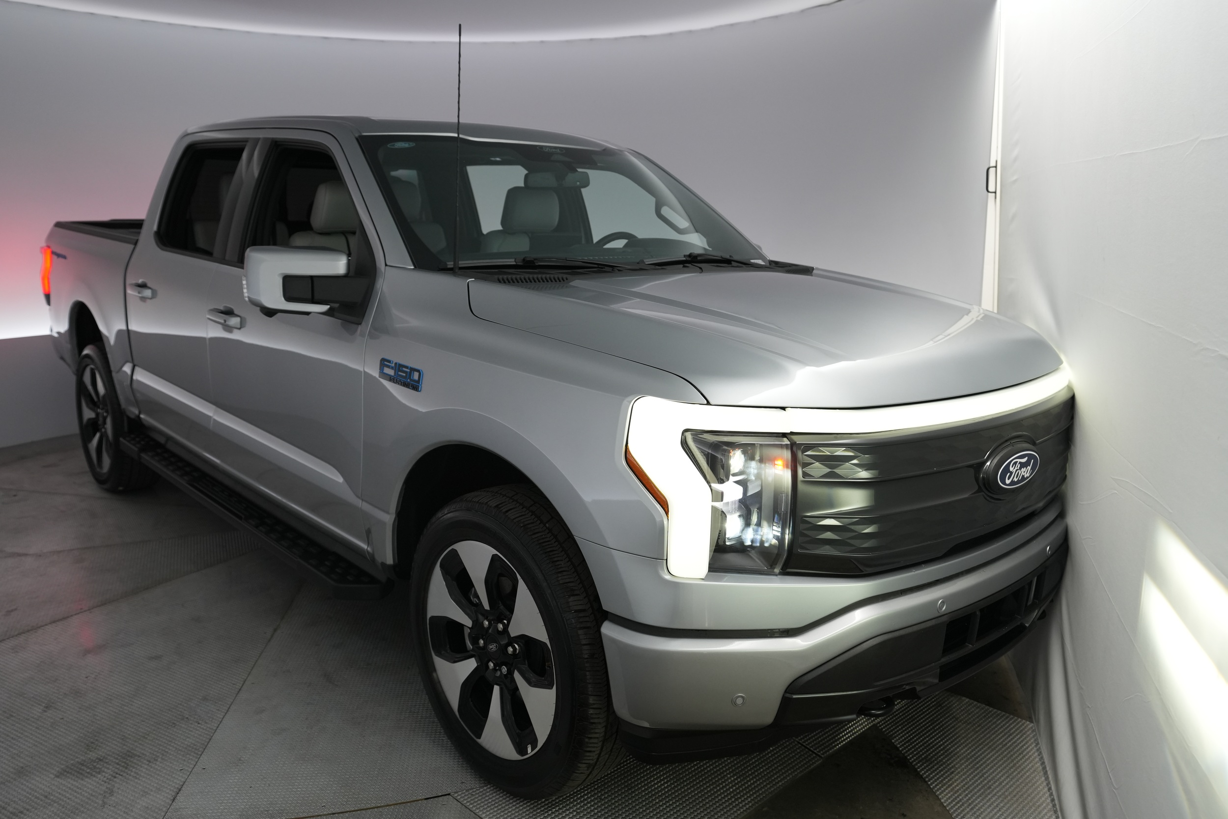 2024 Ford F-150 Lightning Platinum's photo