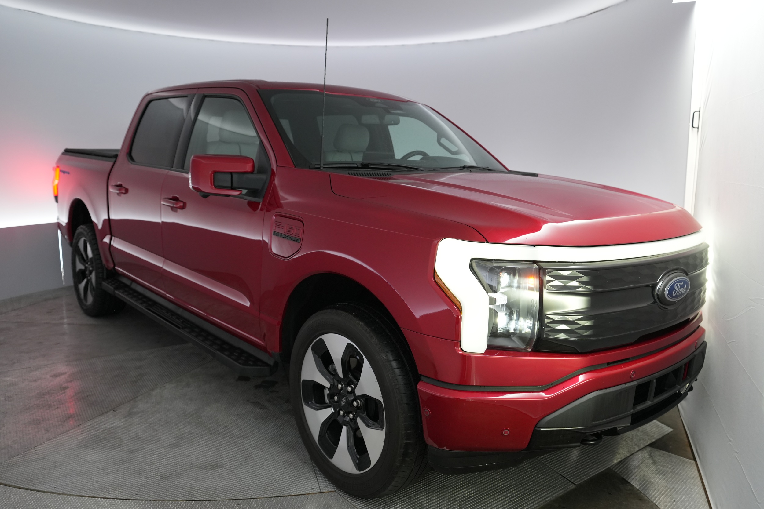 2022 Ford F-150 Lightning Platinum's photo