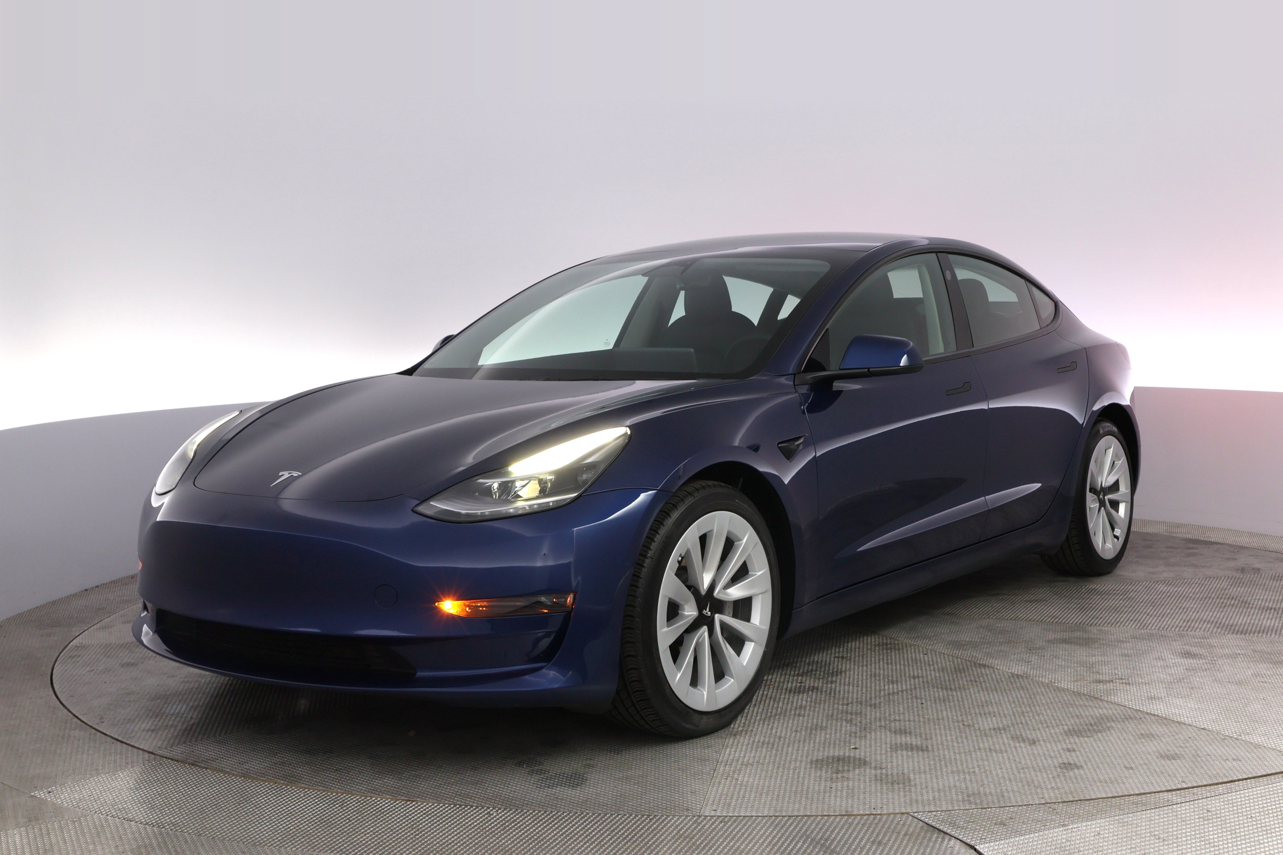 2022 Tesla Model 3 Standard Range Plus's photo