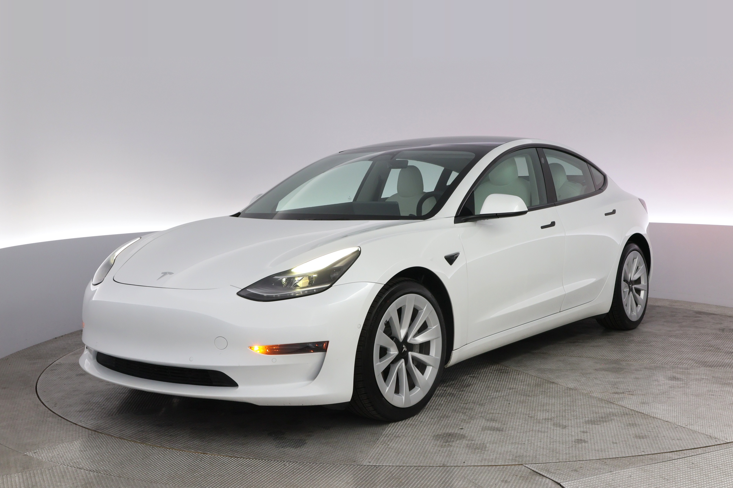 2022 Tesla Model 3 Standard Range Plus's photo
