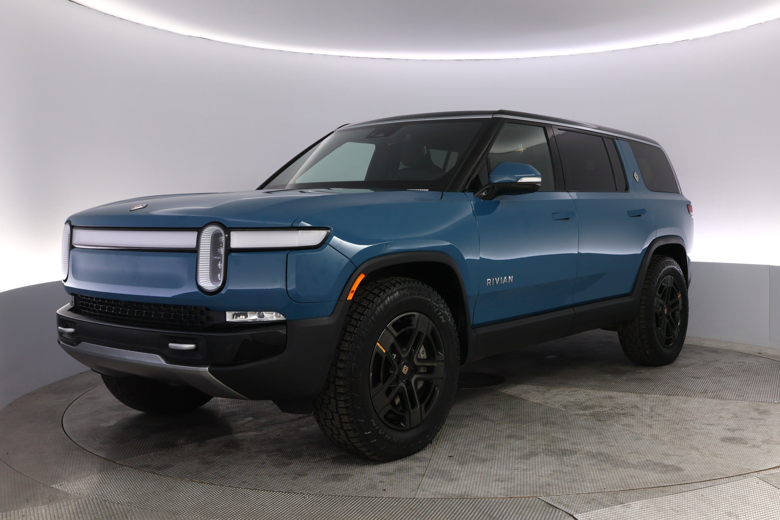 2024 Rivian R1S Adventure Dual-Motor Max Pack's photo