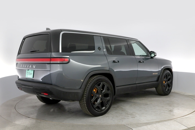 2022 Rivian R1S