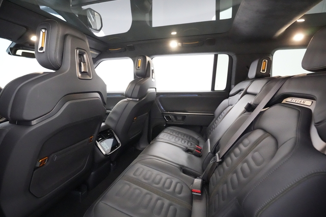 2022 Rivian R1S