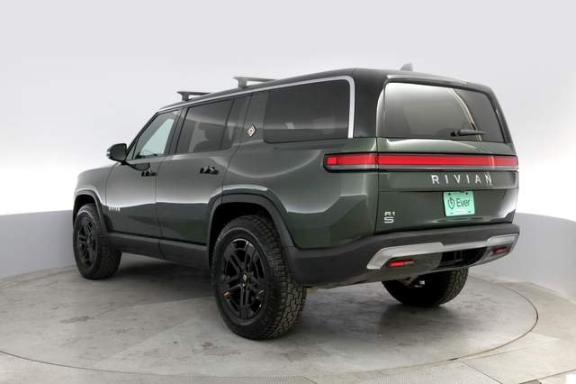 2024 Rivian R1S