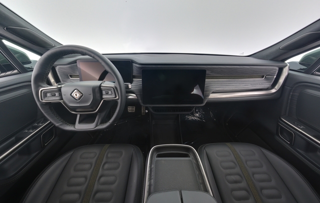 2024 Rivian R1S