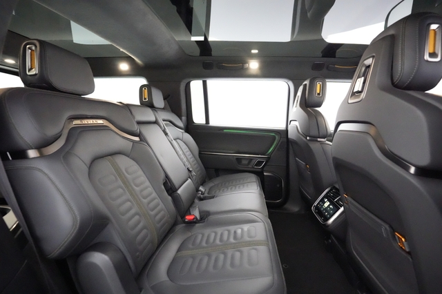 2024 Rivian R1S
