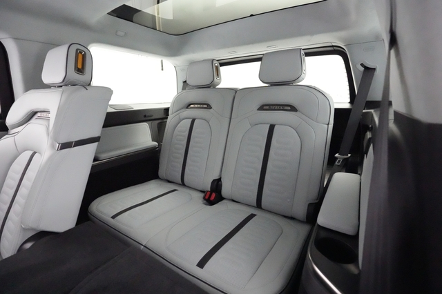 2024 Rivian R1S