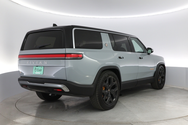 2022 Rivian R1S