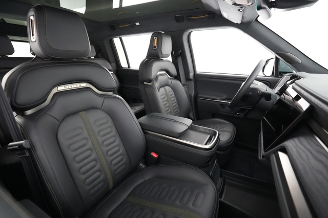 2024 Rivian R1S