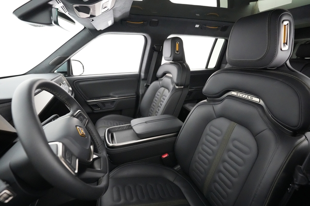 2024 Rivian R1S