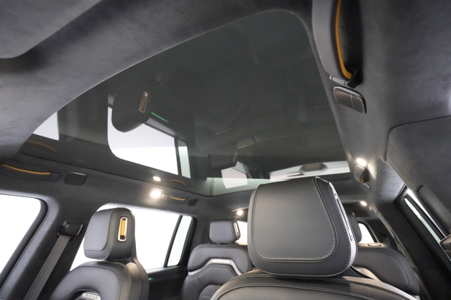 2024 Rivian R1S