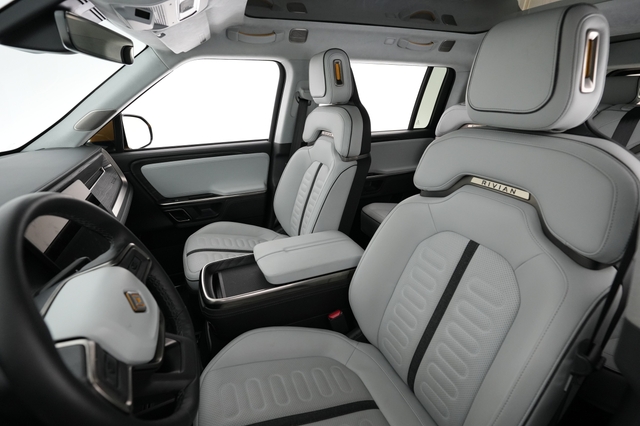 2023 Rivian R1S