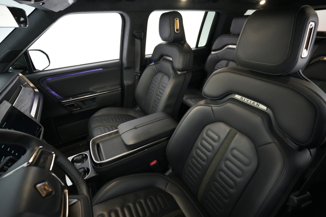 2022 Rivian R1S