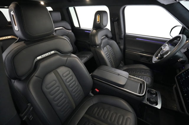2022 Rivian R1S