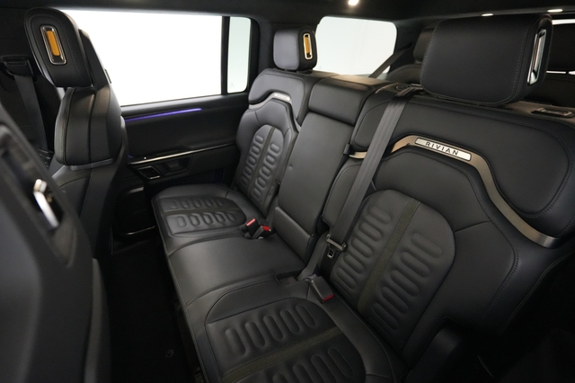 2022 Rivian R1S