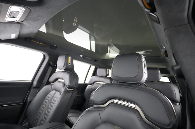 2024 Rivian R1S