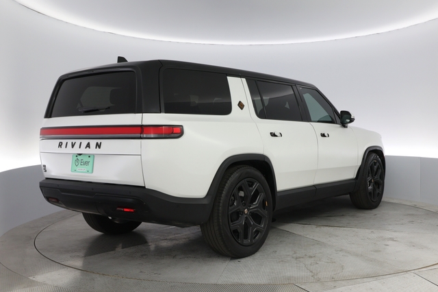 2024 Rivian R1S