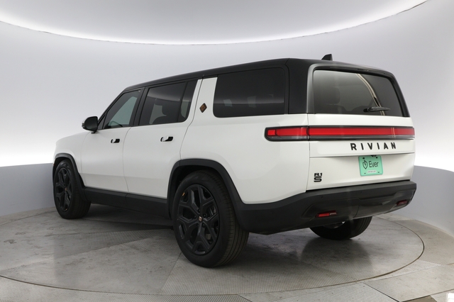 2024 Rivian R1S