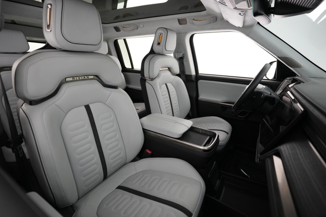 2023 Rivian R1S