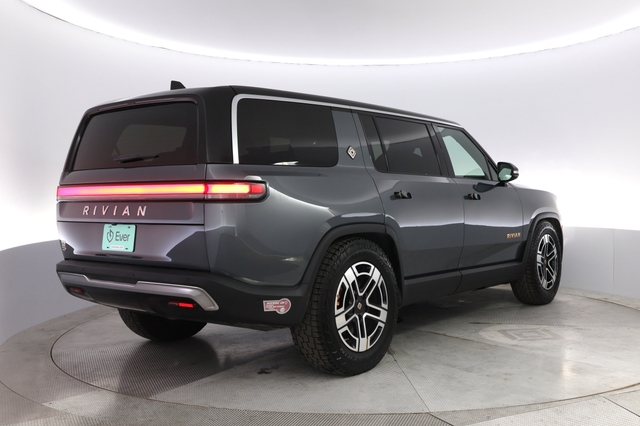 2022 Rivian R1S