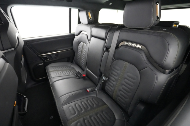 2022 Rivian R1S