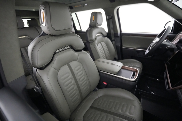 2024 Rivian R1S