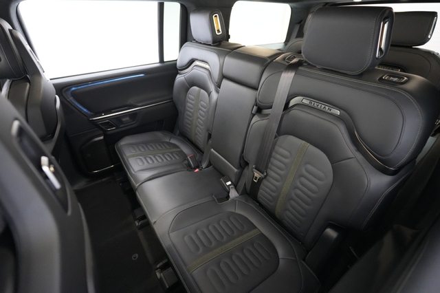2024 Rivian R1S