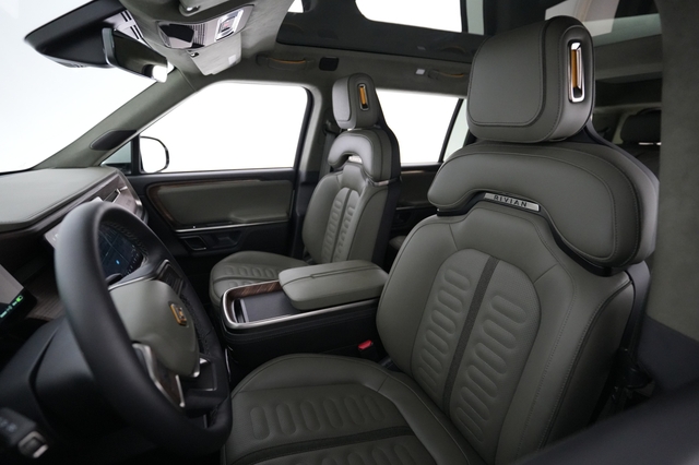 2024 Rivian R1S