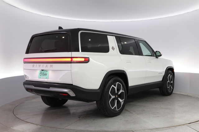 2024 Rivian R1S
