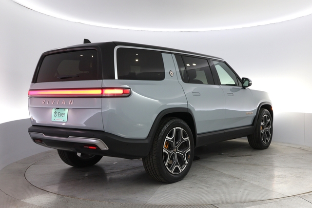 2022 Rivian R1S