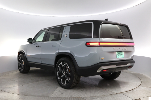 2022 Rivian R1S