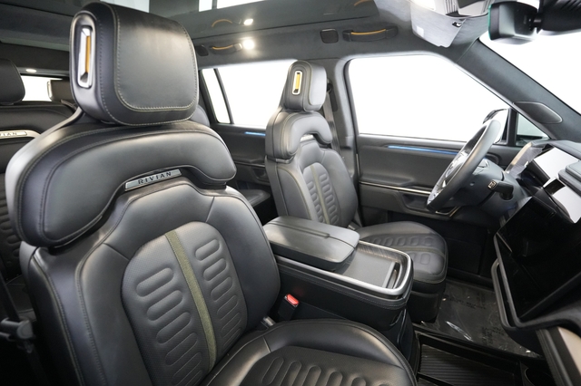 2023 Rivian R1S
