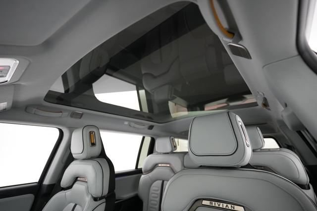 2025 Rivian R1S