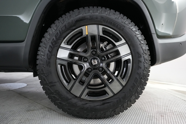 2025 Rivian R1S