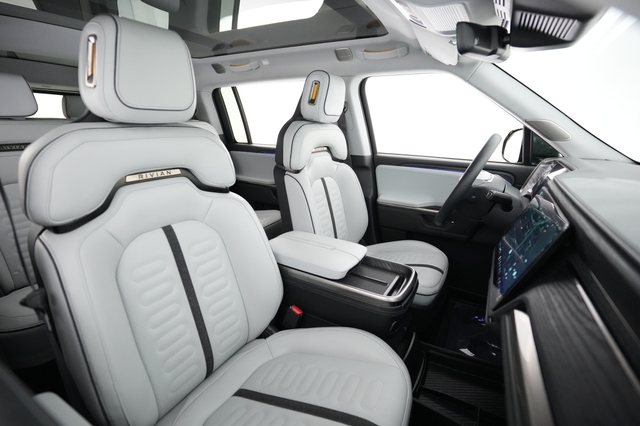 2025 Rivian R1S
