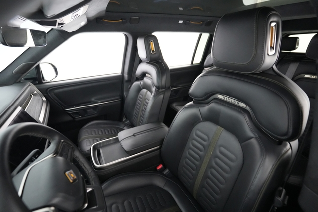 2024 Rivian R1S