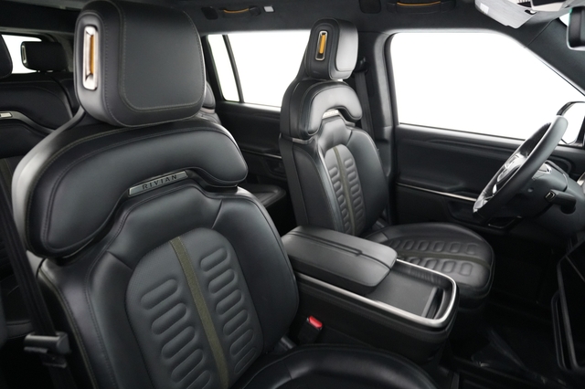 2024 Rivian R1S