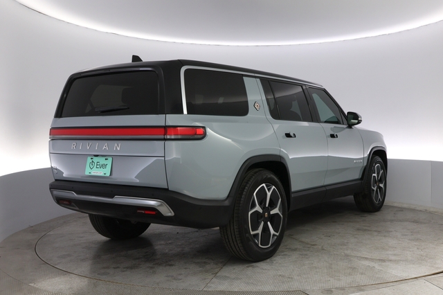 2024 Rivian R1S