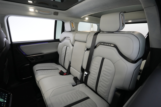 2024 Rivian R1S