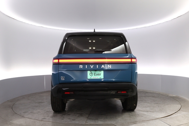 2024 Rivian R1S