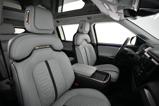 2024 Rivian R1S