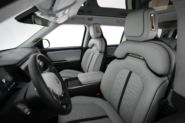 2024 Rivian R1S