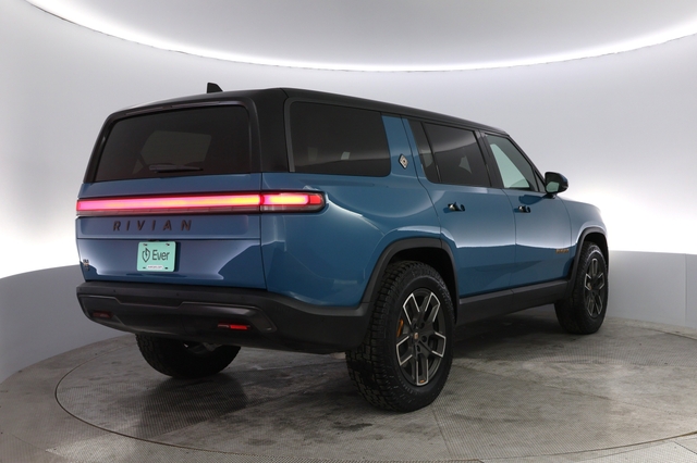 2025 Rivian R1S