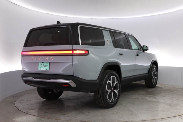 2024 Rivian R1S