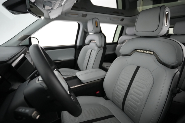 2024 Rivian R1S