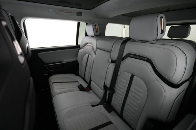 2024 Rivian R1S