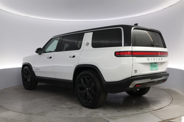 2024 Rivian R1S