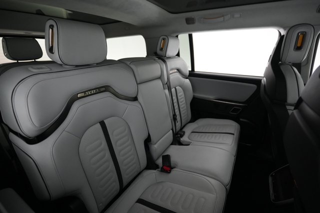 2024 Rivian R1S