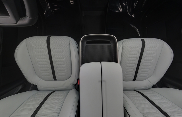 2024 Rivian R1S